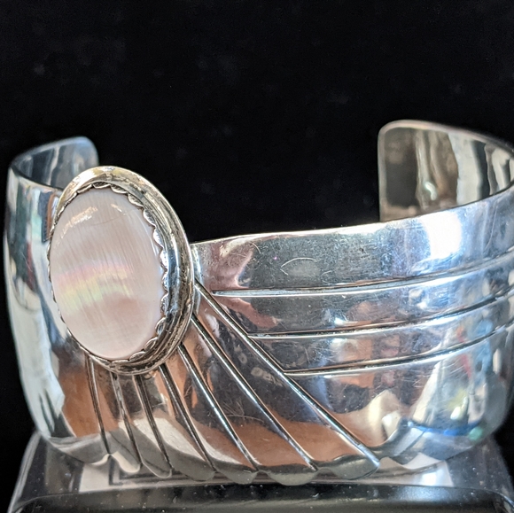 Antique, Navajo, STERLING SILVER MOP cuff bracelet - Picture 9 of 10